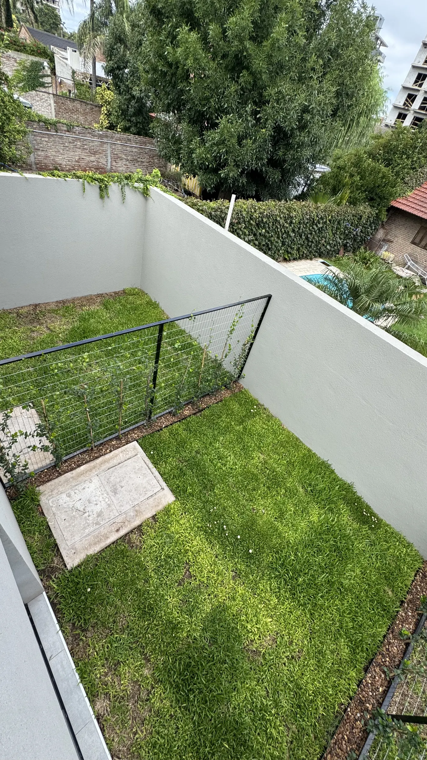 Fotografía del patio de Concepto 1813 en San Lorenzo