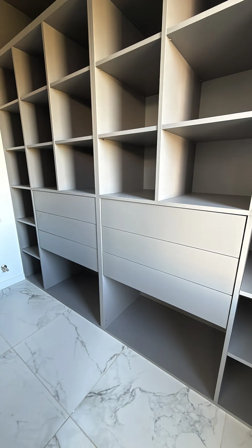 Mobiliario interior de la vivienda entregada en Puerto San Martín
