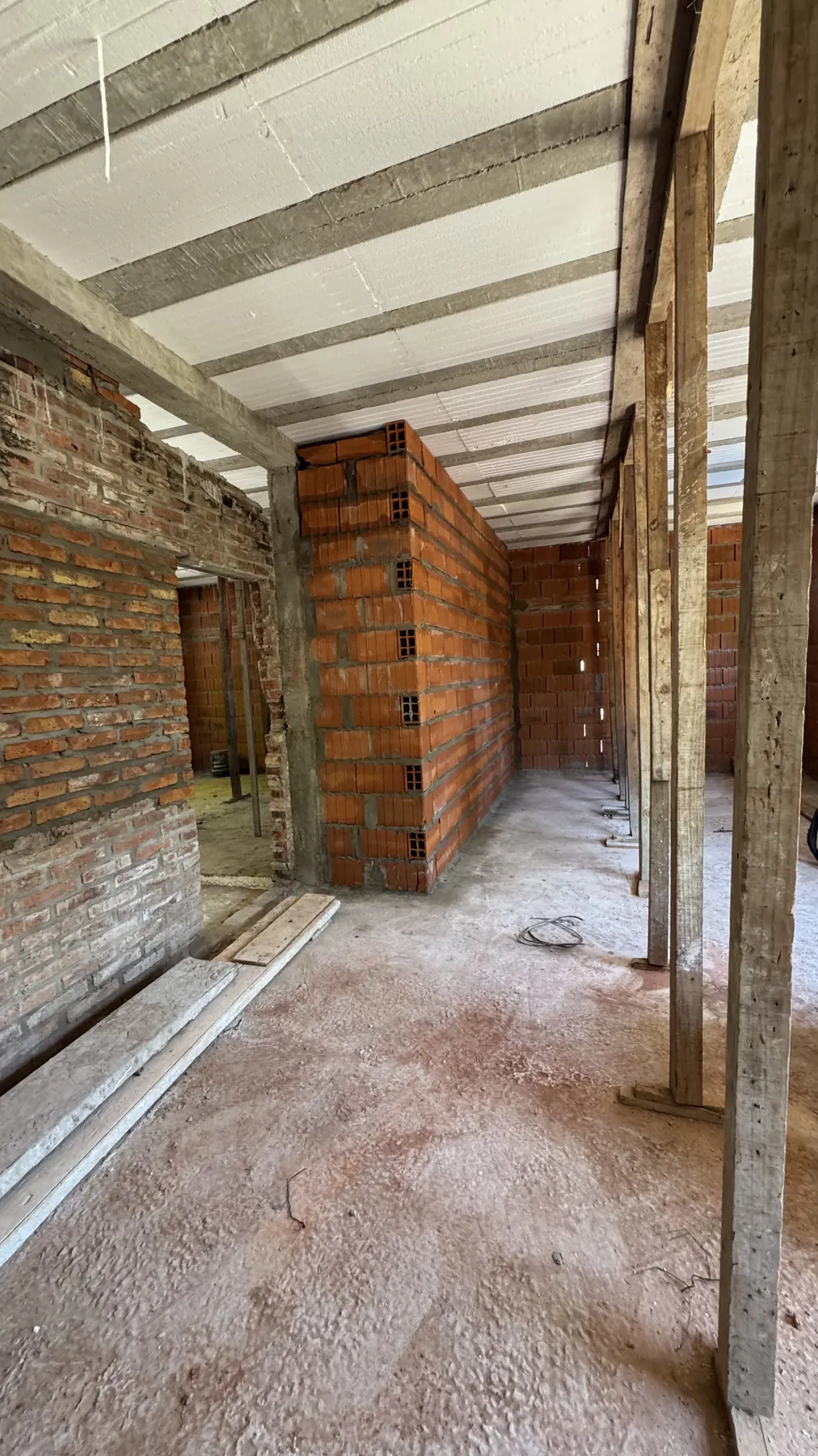 Muros de ladrillo y cubierta de Casa Ramirez durante la construcción