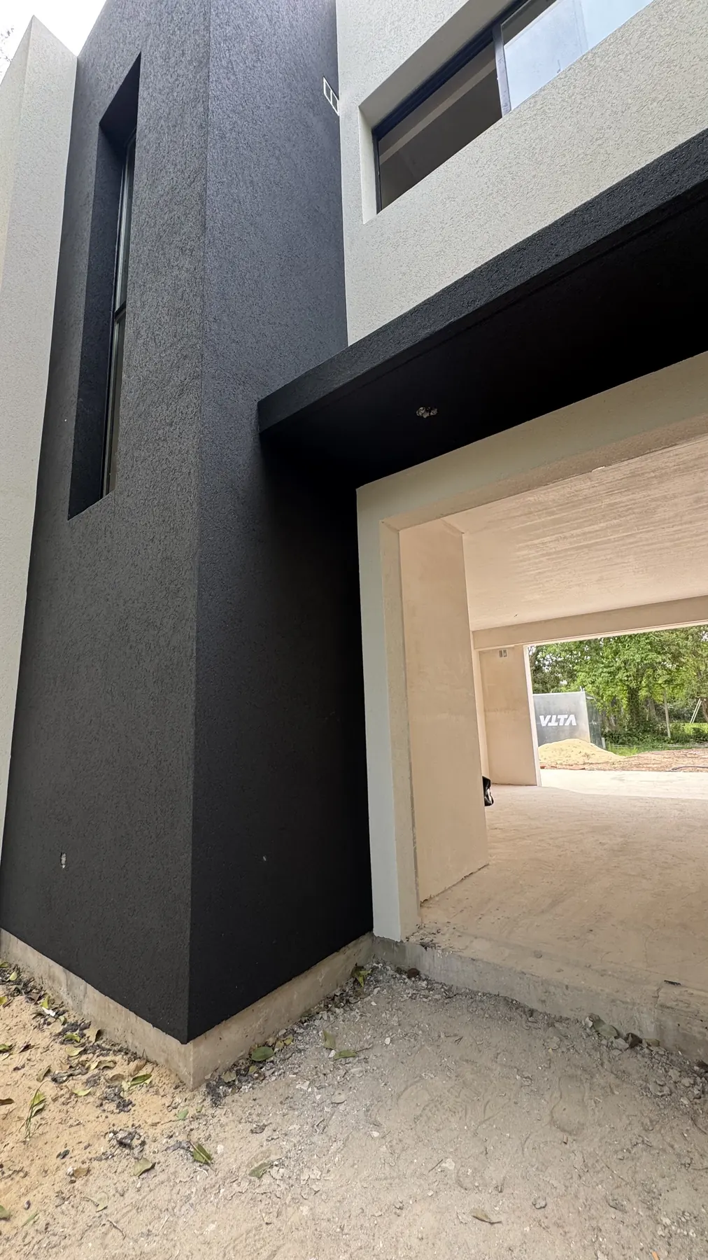 Acceso y galería de Casa Saldías durante la obra